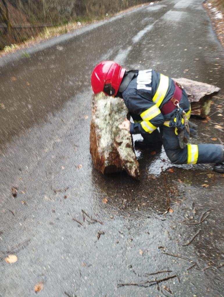 O bucată de stâncă a blocat drumul spre Transalpina 828765