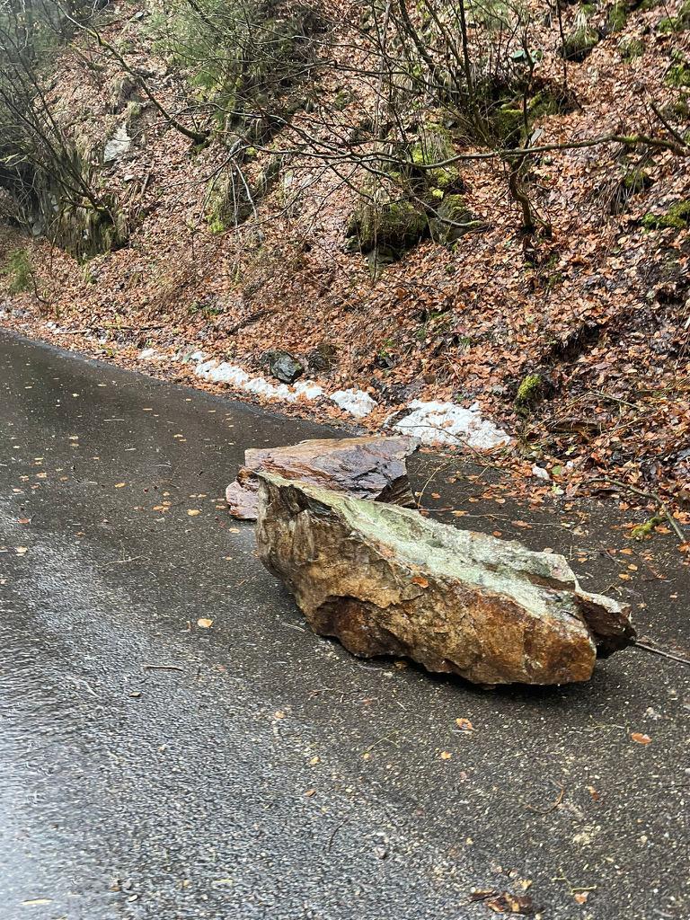 O bucată de stâncă a blocat drumul spre Transalpina 828766