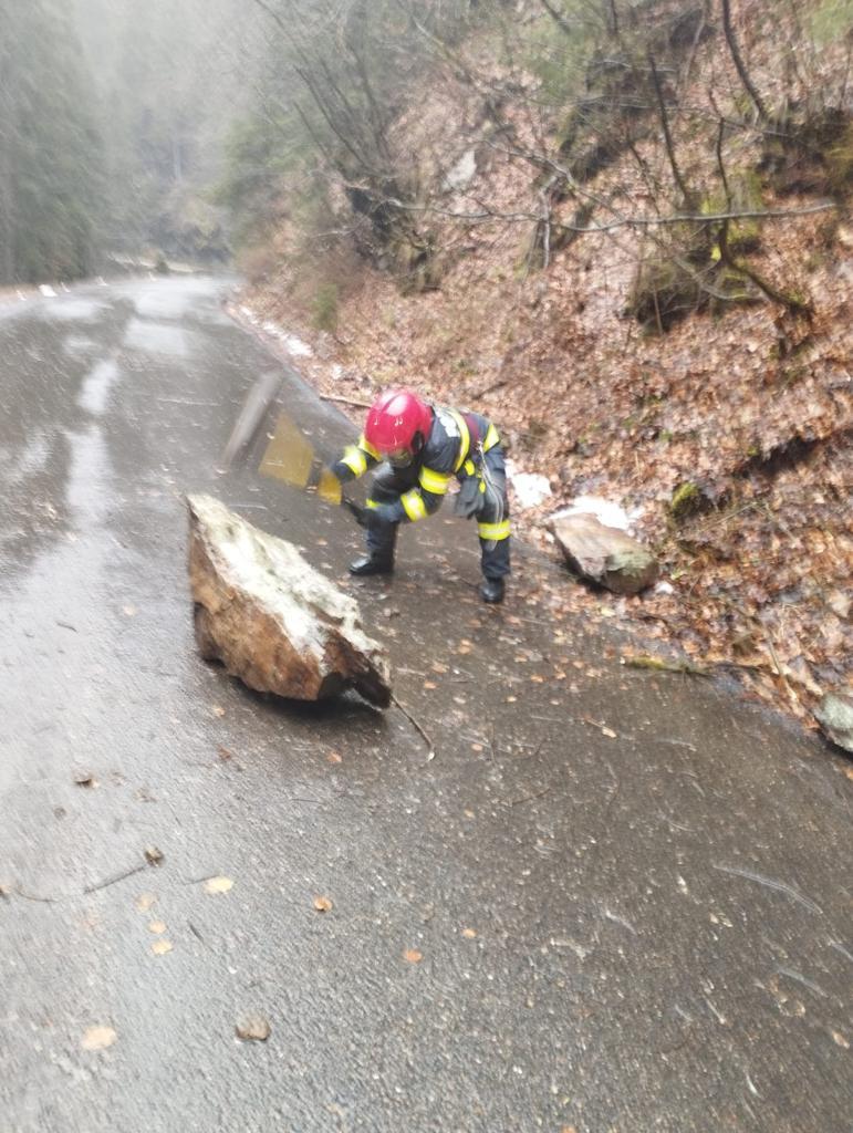 O bucată de stâncă a blocat drumul spre Transalpina 828767