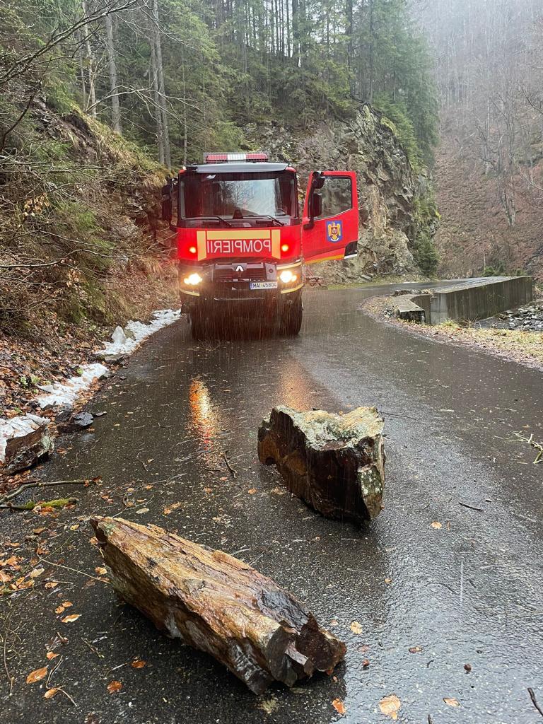 O bucată de stâncă a blocat drumul spre Transalpina 828769