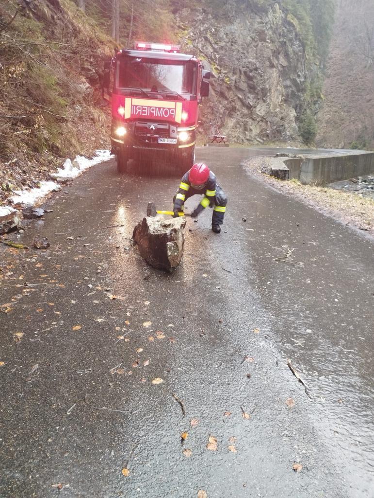 O bucată de stâncă a blocat drumul spre Transalpina 828770