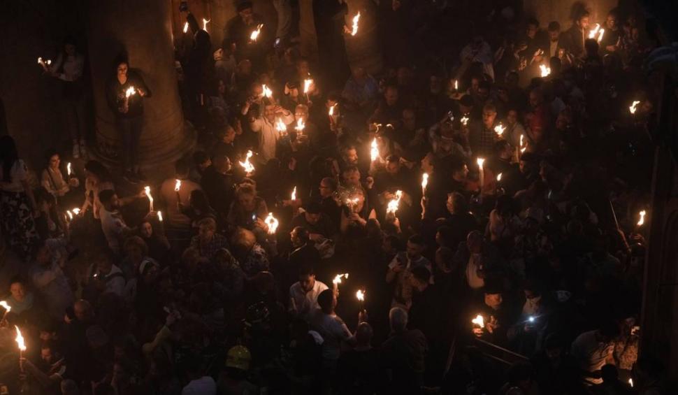 Imaginile momentului: Lumina Sfântă s-a aprins la Ierusalim 828856