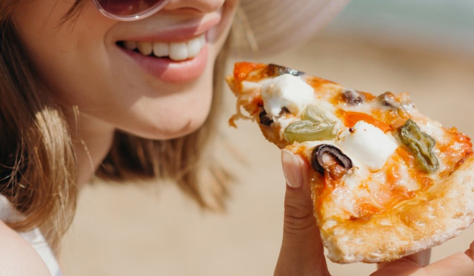 S-a lansat pizza cu greieri prăjiţi | Zeci de bucăţi vândute în doar două zile, în Italia | Ce preţ are