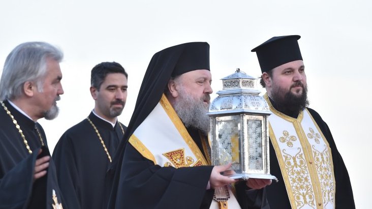 Părintele Teofil, cel care aduce Lumina Sfântă în România: "La Ierusalim, este Paște în fiecare zi"