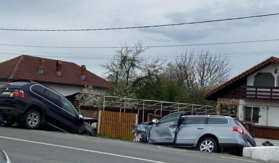 Accident teribil cu trei mașini în Gorj. Un bebeluș este în stare gravă, iar alte șase persoane au ajuns la spital 828954