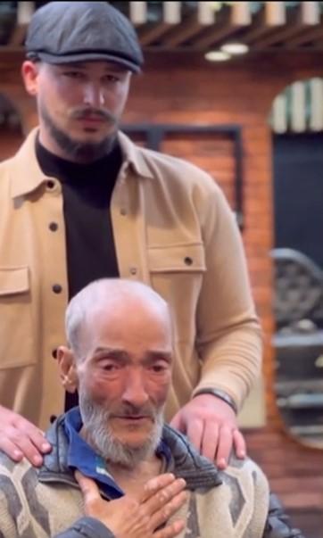 El este Virgil, frizerul care schimbă gratis înfăţişarea oamenilor străzii: "Așa ne-a învățat și D-zeu, să nu ai așteptări, ajuți și mergi mai departe" 828987