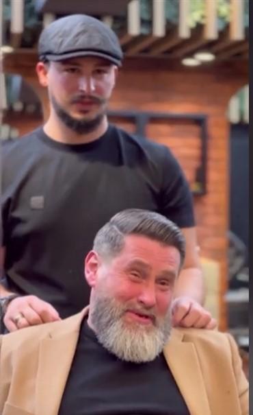 El este Virgil, frizerul care schimbă gratis înfăţişarea oamenilor străzii: "Așa ne-a învățat și D-zeu, să nu ai așteptări, ajuți și mergi mai departe" 828988