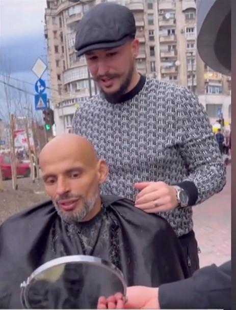 El este Virgil, frizerul care schimbă gratis înfăţişarea oamenilor străzii: "Așa ne-a învățat și D-zeu, să nu ai așteptări, ajuți și mergi mai departe" 828989