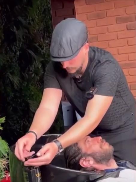 El este Virgil, frizerul care schimbă gratis înfăţişarea oamenilor străzii: "Așa ne-a învățat și D-zeu, să nu ai așteptări, ajuți și mergi mai departe" 828990