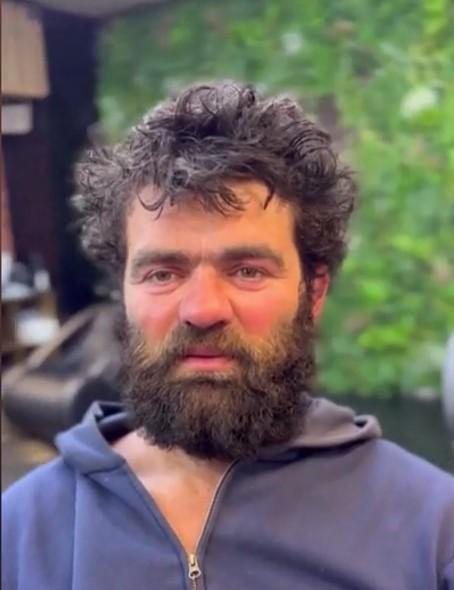 El este Virgil, frizerul care schimbă gratis înfăţişarea oamenilor străzii: "Așa ne-a învățat și D-zeu, să nu ai așteptări, ajuți și mergi mai departe" 828991