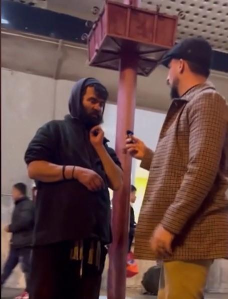 El este Virgil, frizerul care schimbă gratis înfăţişarea oamenilor străzii: "Așa ne-a învățat și D-zeu, să nu ai așteptări, ajuți și mergi mai departe" 828992