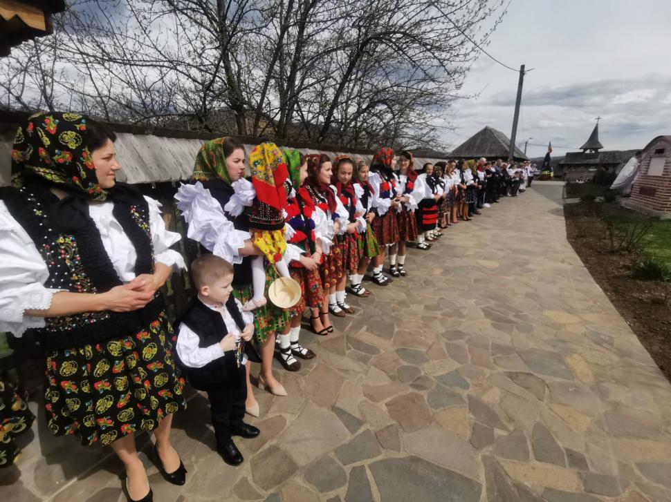 ”A doua Înviere” sau ”Învierea Mică”, în prima zi de Paști. Ce reprezintă Vecernia din Duminica Paștelui | Imagini cu turiştii din Maramureş 828961