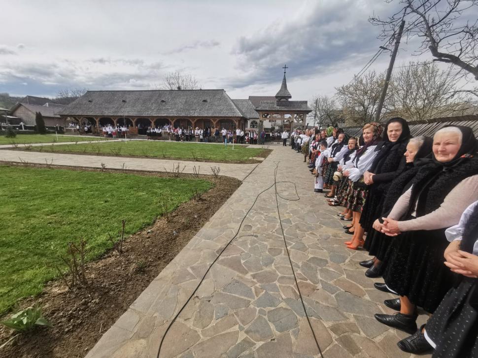 ”A doua Înviere” sau ”Învierea Mică”, în prima zi de Paști. Ce reprezintă Vecernia din Duminica Paștelui | Imagini cu turiştii din Maramureş 828962