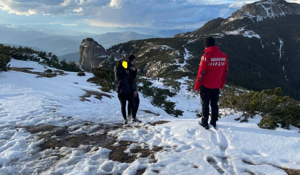 Doi tineri s-au "echipat" cu colanți și teneși pentru a merge în vârful muntelui. Au fost găsiți de salvamontiști aproape înghețati de frig