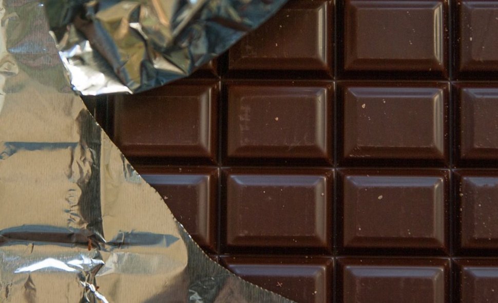 Motivul pentru care o femeie trebuie să dăruiască peste 130.000 de batoane de ciocolată într-o lună