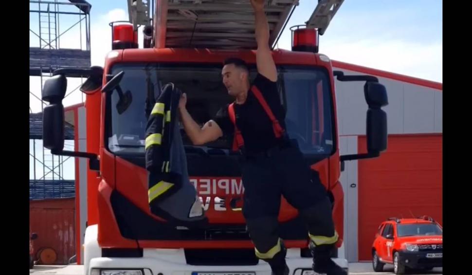 Imagini inedite cu un pompier din Argeș care se echipează în timp ce stă agățat de scară 829036