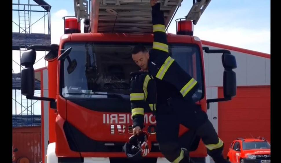 Imagini inedite cu un pompier din Argeș care se echipează în timp ce stă agățat de scară 829037