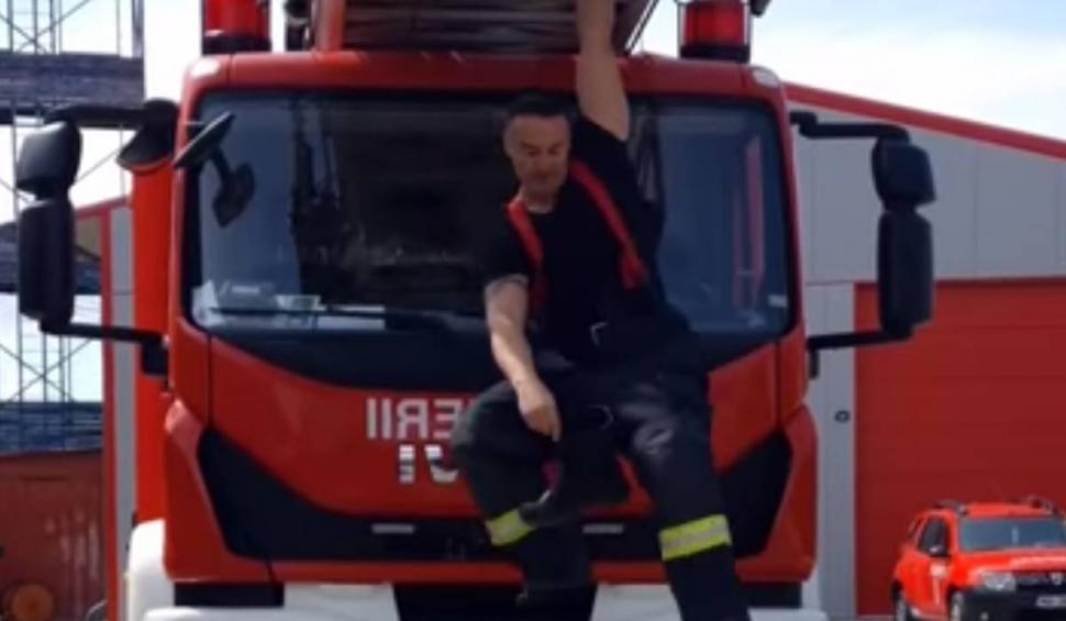 Imagini inedite cu un pompier din Argeș care se echipează în timp ce stă agățat de scară 829039