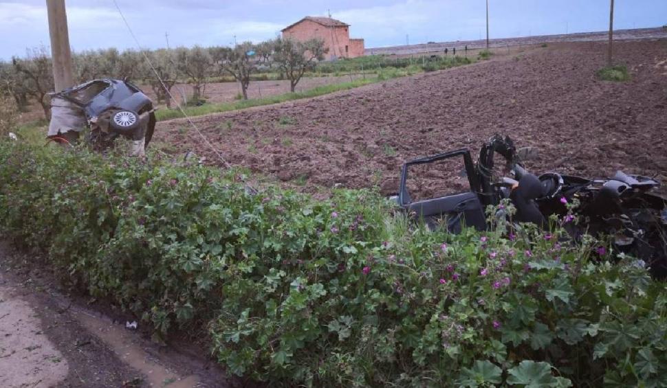 "Dumnezeu să-i ierte": Doi tineri români au murit pe loc în prima zi de Paște. Mașina în care se aflau s-a rupt pe jumătate, în Italia 829214