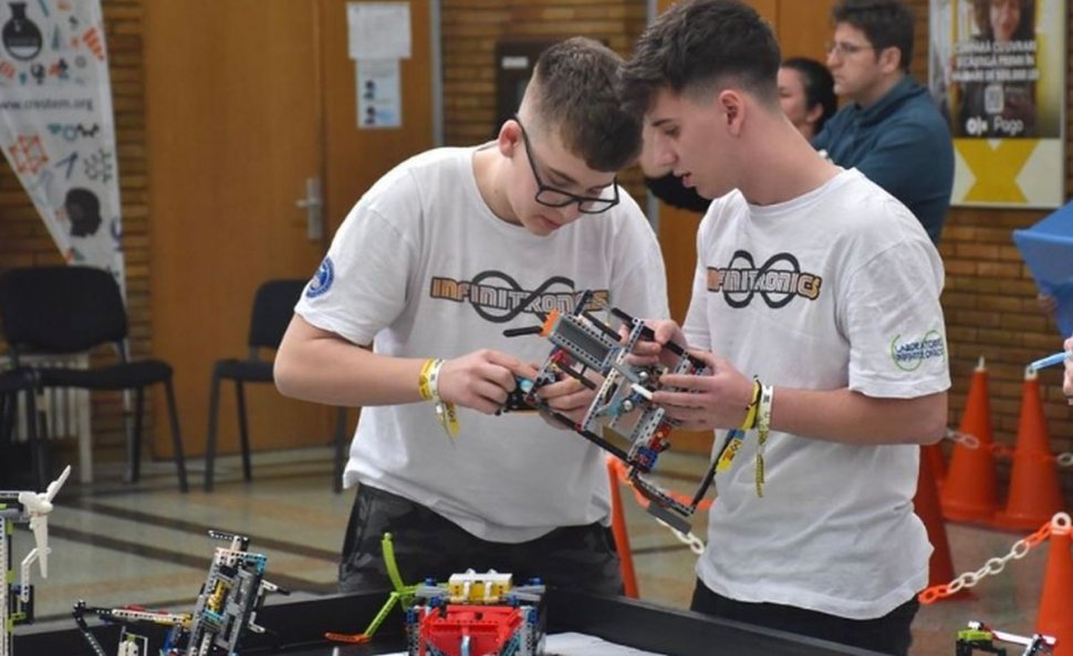 10 elevi din Râmnic vor reprezenta România la concursul mondial de robotică din Maroc
