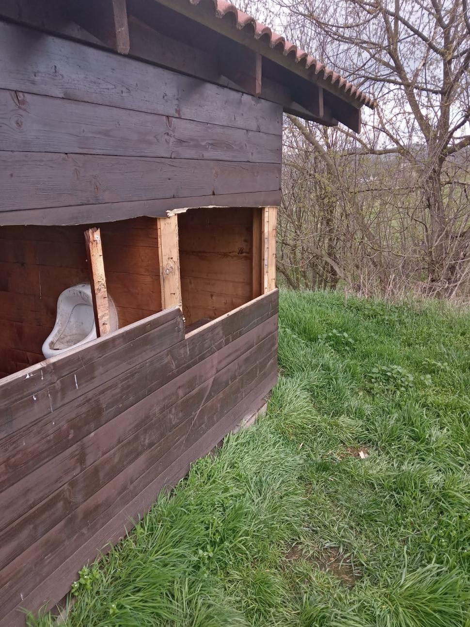 Au făcut grătar cu lemne rupte dintr-un WC public, în Copşa Mică, în prima zi de Paşte 829339