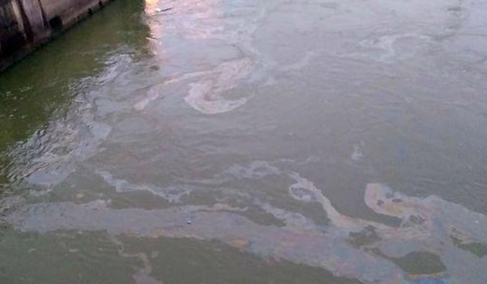Apele Române: "Poluarea de pe râul Lopatna a fost stopată". Râul, afectat de țiței pe 900 m