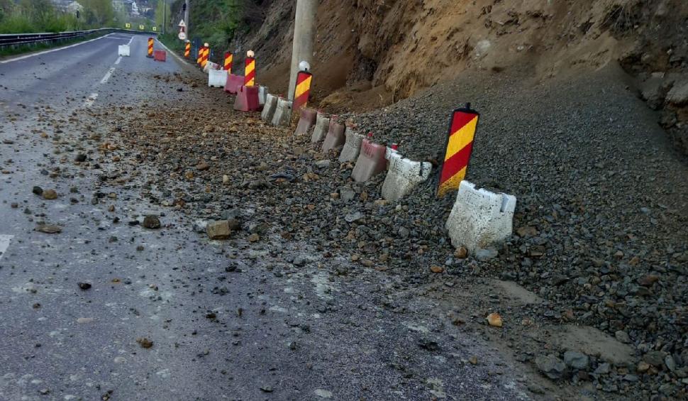 Circulația pe centura Călimănești, închisă din nou din cauza căderilor de piatră de pe versanți  829531