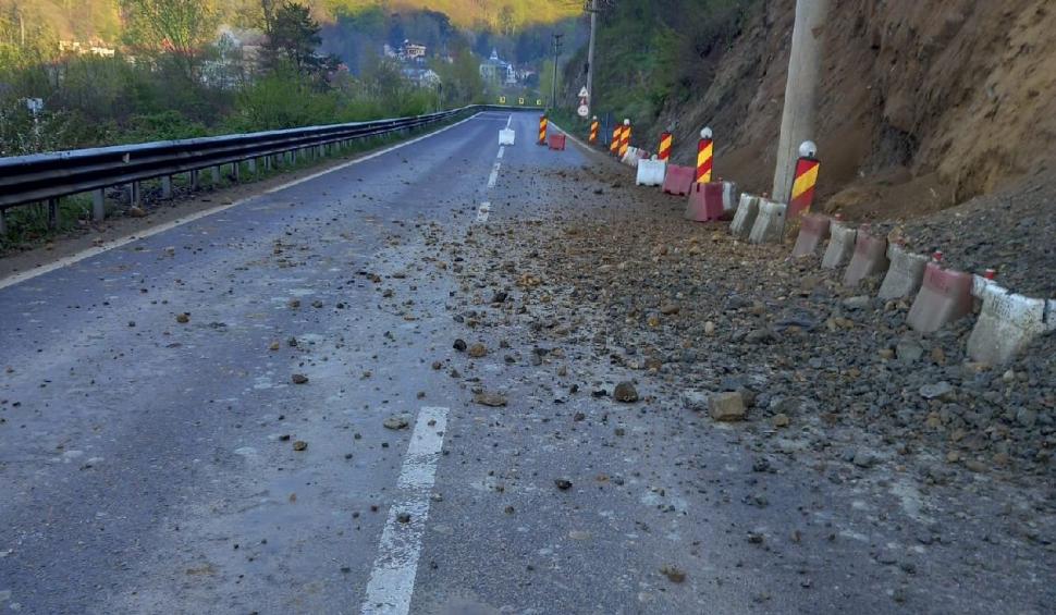 Circulația pe centura Călimănești, închisă din nou din cauza căderilor de piatră de pe versanți  829532