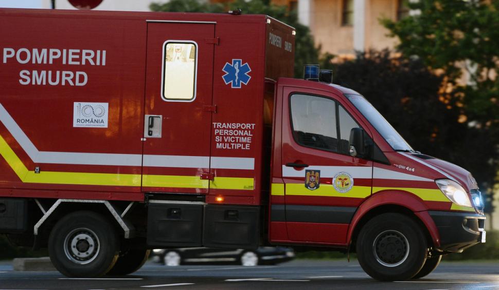 Carambol cu 2 mașini și un microbuz, în Reșița. O fetiță de 3 ani a ajuns la spital