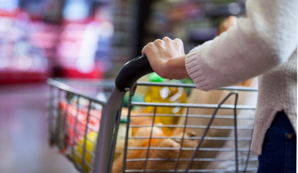 O femeie a fost surprinsă în timp ce fura dintr-un supermarket din Tulcea. Explicația pe care le-a dat-o jandarmilor