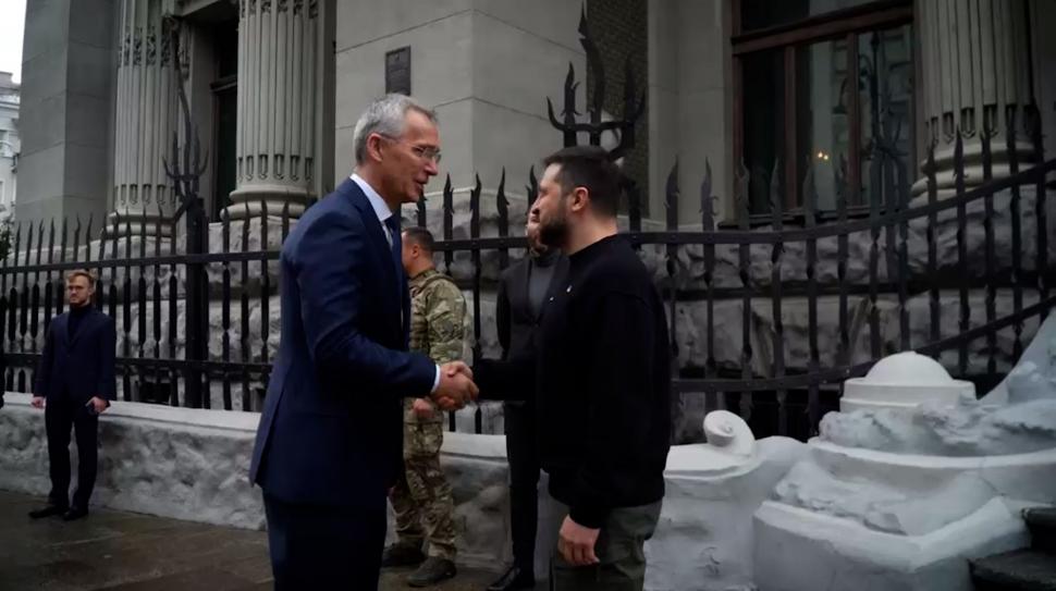 Jens Stoltenberg, mesaj pentru Moscova transmis de la Kiev: "Viitorul Ucrainei este în NATO" | Zelenski: "E momentul să primim o invitație corespunzătoare" 829622
