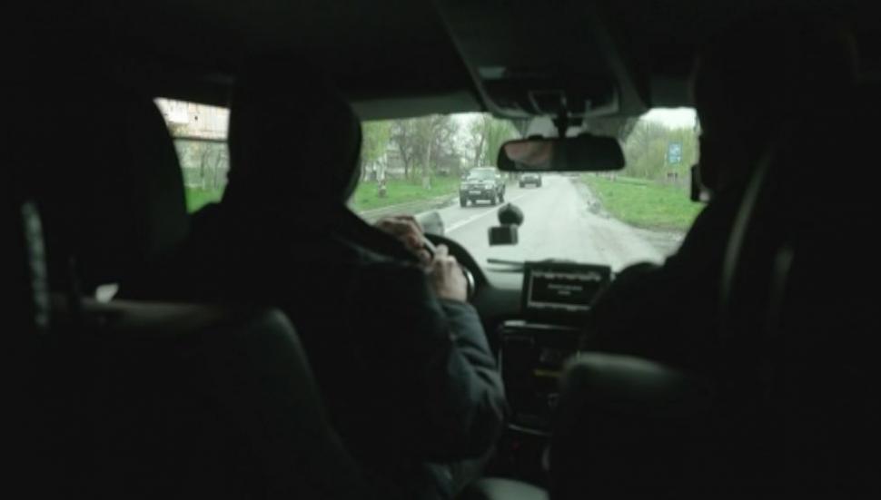 "Nat, mă auzi? Nat, răspunde!" | Un obuz rusesc a căzut între două mașini ale unei echipe CNN care filma în Ucraina, aproape de linia frontului 829603