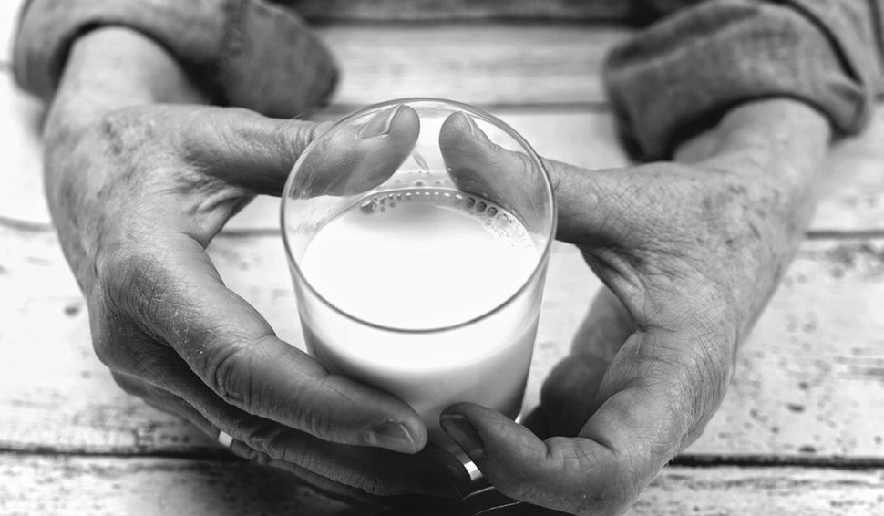 Planul de ieftinire a laptelui, anunţat de oficiali. Data de la care va scădea preţul lactatelor la raft