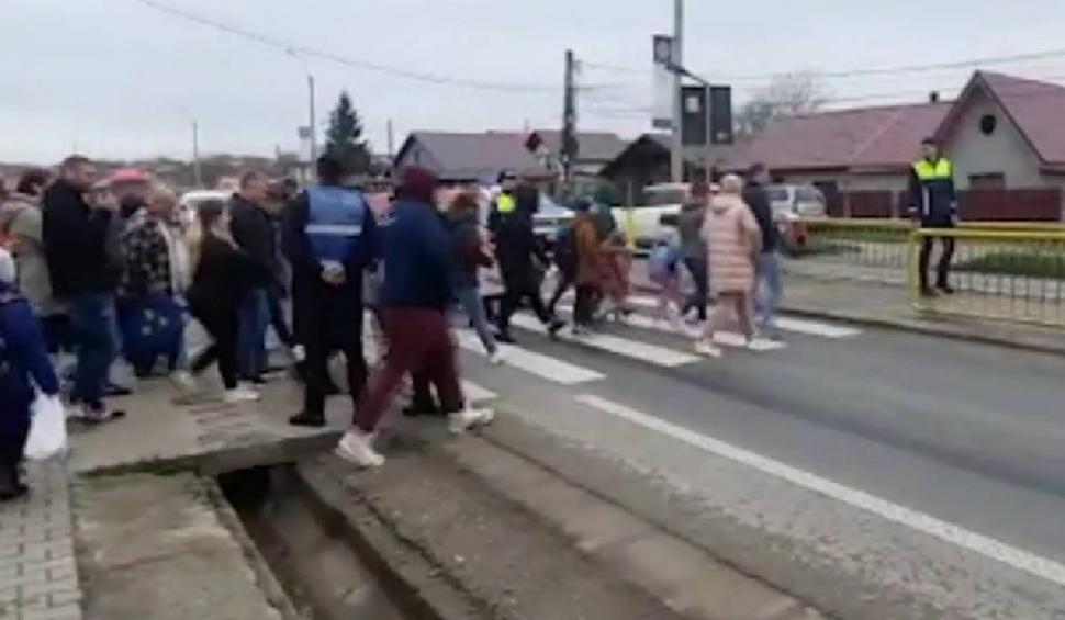 Protest cu candele la trecerea de pietoni unde doi copii și tatăl lor au fost loviți de TIR, în Iași 829580