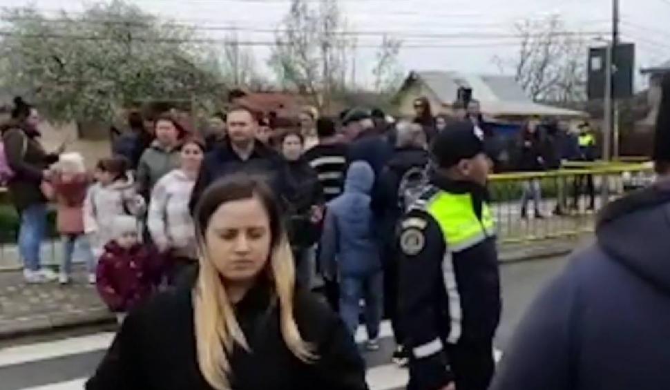 Protest cu candele la trecerea de pietoni unde doi copii și tatăl lor au fost loviți de TIR, în Iași 829581