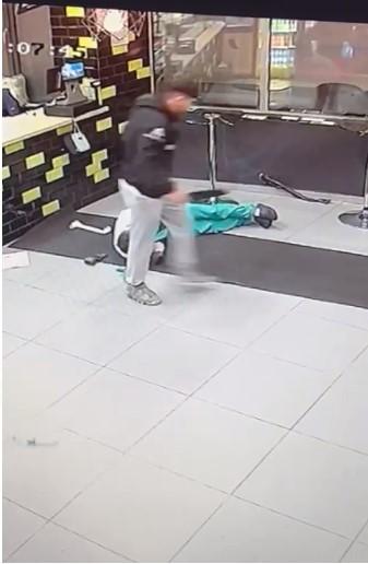 Angajatul unui fast-food din Bucureşti a fost înjunghiat de un client, după o discuție în contradictoriu 829860