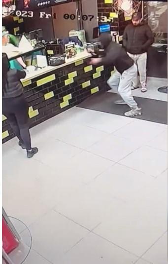 Angajatul unui fast-food din Bucureşti a fost înjunghiat de un client, după o discuție în contradictoriu 829861