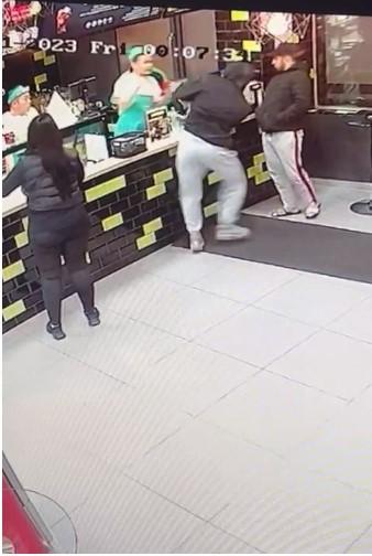 Angajatul unui fast-food din Bucureşti a fost înjunghiat de un client, după o discuție în contradictoriu 829862