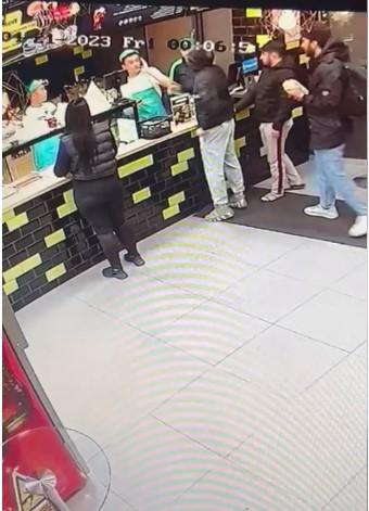 Angajatul unui fast-food din Bucureşti a fost înjunghiat de un client, după o discuție în contradictoriu 829863