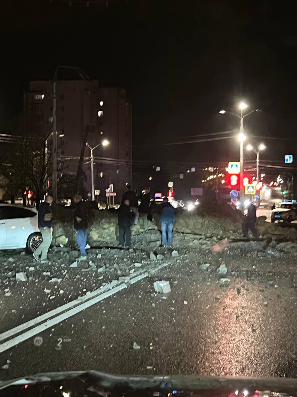 Momentul în care bomba aruncată din avionul Suhoi Su-34 cade și explodează în orașul rusesc Belgorod | O mașină a ajuns pe acoperișul unui magazin 829802