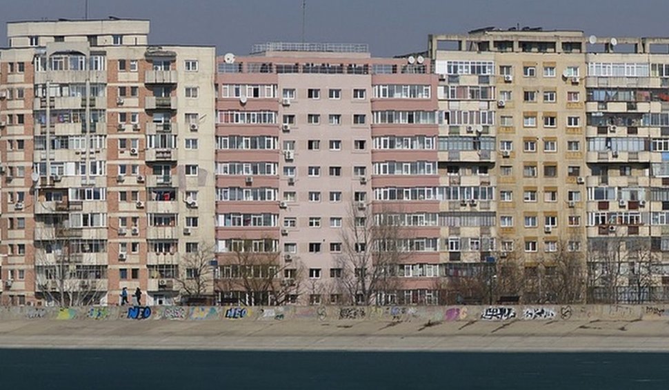 Schimbări pentru românii care vor să-şi închidă balconul sau să construiască garaj în curte