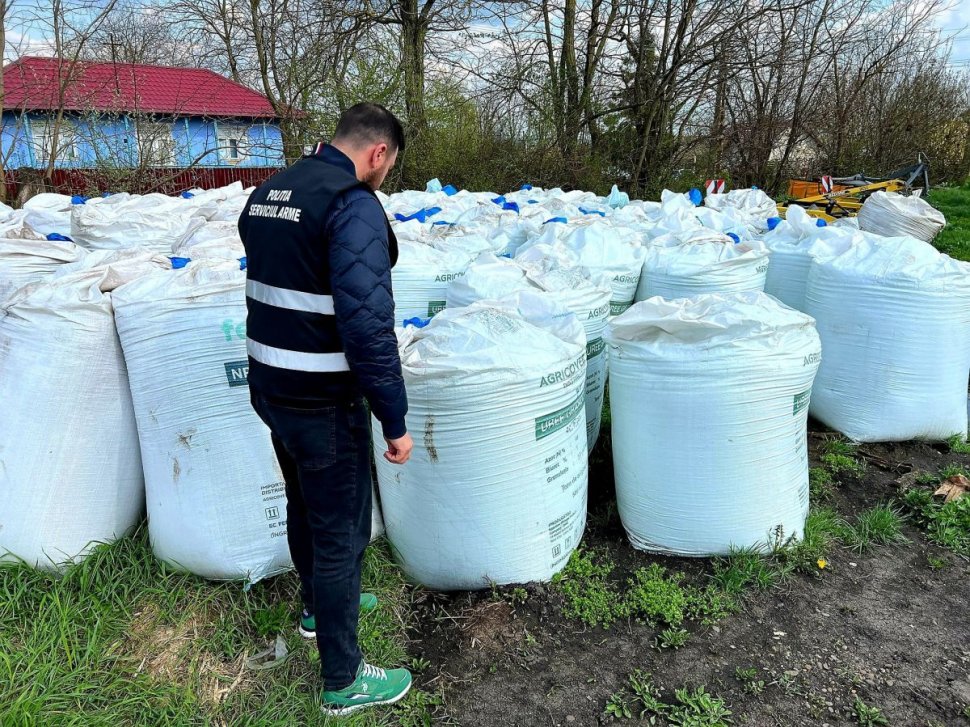 Zeci de tone de îngrășământ depozitat ilegal, lângă o școală din Botoșani