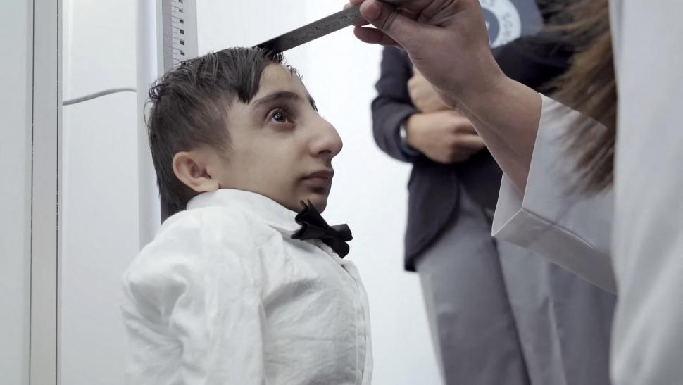 Cel mai scund bărbat din lume stabilește un nou record! Cât de mici sunt mâinile lui 830001