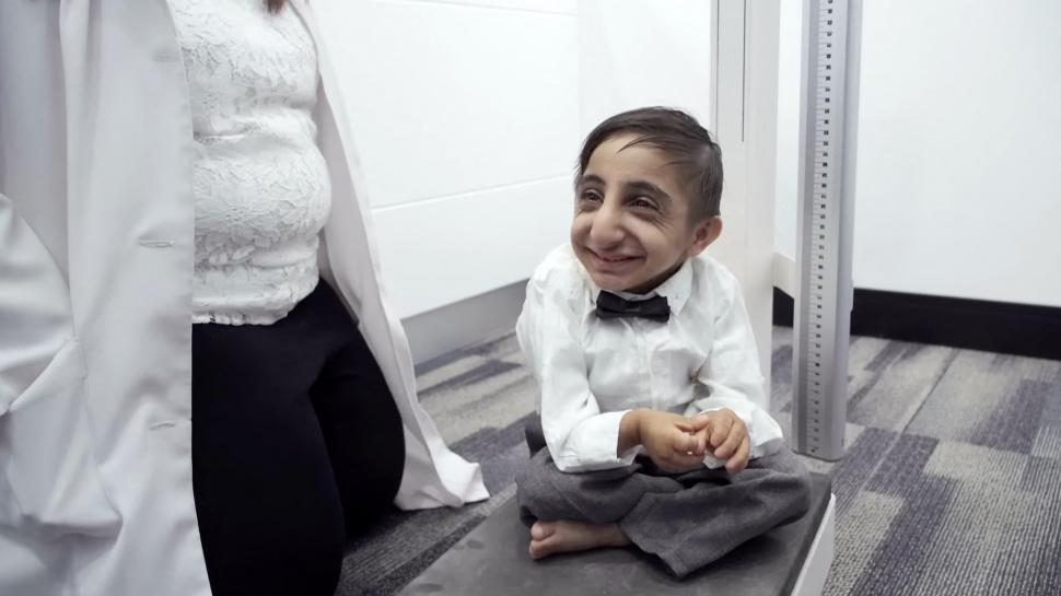 Cel mai scund bărbat din lume stabilește un nou record! Cât de mici sunt mâinile lui 830002