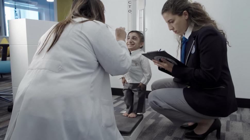 Cel mai scund bărbat din lume stabilește un nou record! Cât de mici sunt mâinile lui 830003