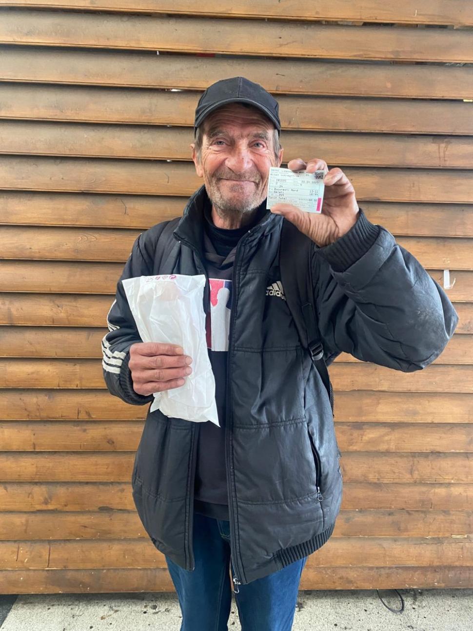 Un cioban de 63 de ani a mers patru zile pe jos ca să ajungă acasă. "Nu am bani de bilet și vreau să ajung la familia mea" 829939