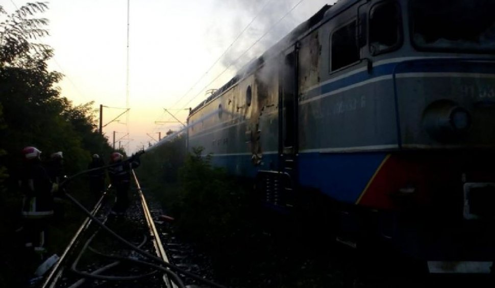Locomotiva unui tren a luat foc în Gara Crivina, din Prahova. Pompierii intervin cu o autospecială de stingere