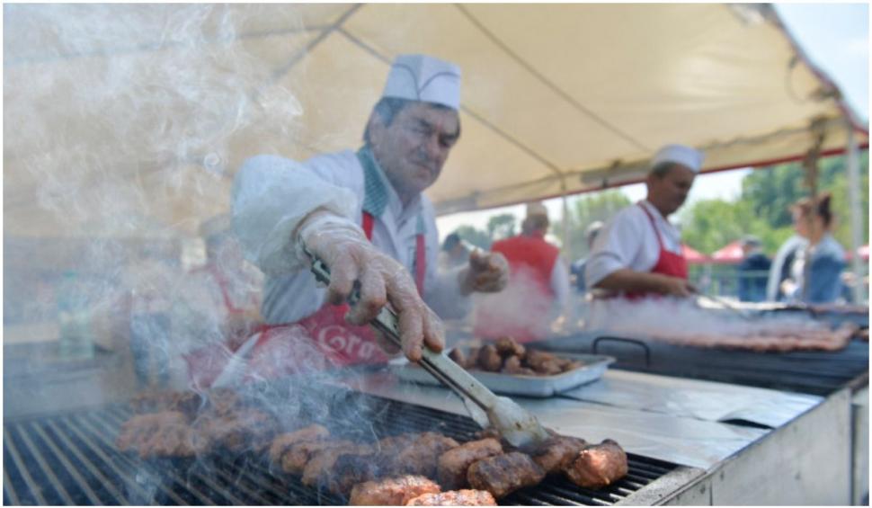 Cât costă un mic în piaţa Obor? E mai scump decât un kilogram de mere. Românii petrec de Sf. Gheorghe la cea mai cunoscută terasă din Bucureşti 830051