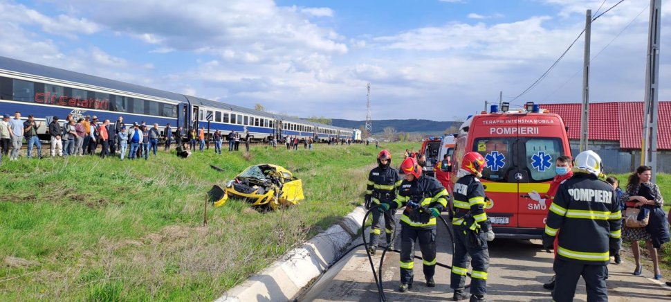 Mașină spulberată de tren în Vaslui: Cel puțin două victime, inclusiv un copil de şapte ani