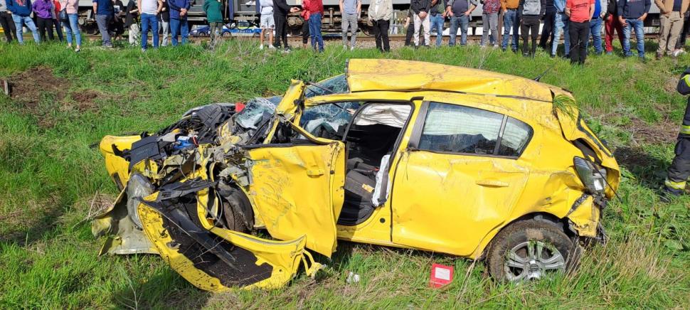 Mașină spulberată de tren în Vaslui: Cel puțin două victime, inclusiv un copil de şapte ani 830104